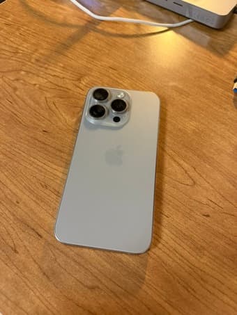 iPhone 15 Pro (256gb) 2