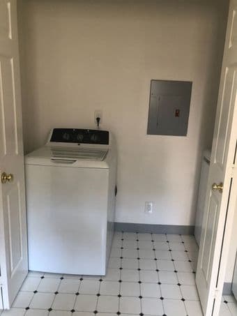 Bedroom with attached private bathroom in Menlo Park Downtown 4