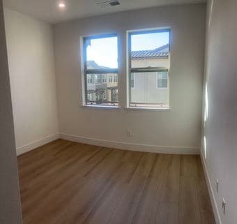 Spacious 3B/3B Townhome in Mountain View – Guest Room for Rent 3
