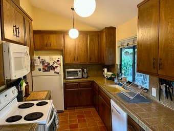 Master Bedroom with Private Bathroom for Rent in Spacious 3B2B Home 4