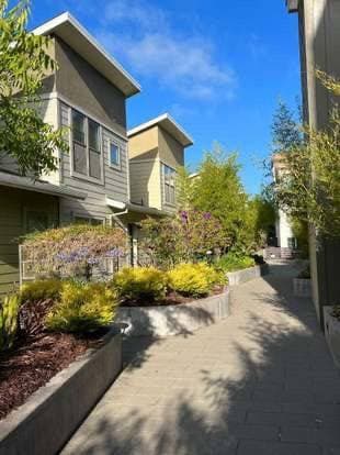 1 Bedroom/Bathroom of townhouse available for female renter(Palo Alto) 2