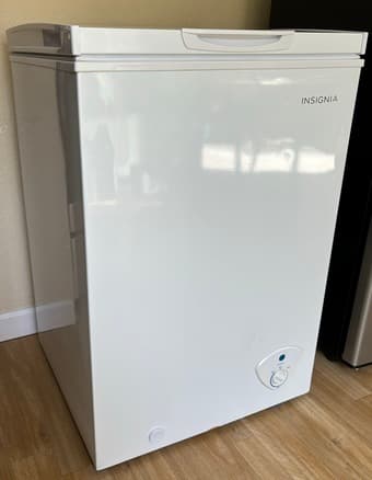 Insignia™ - 3.5 Cu. Ft. Chest Freezer - White 1