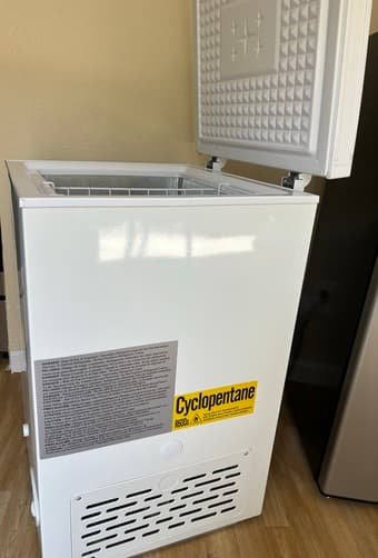 Insignia™ - 3.5 Cu. Ft. Chest Freezer - White 3