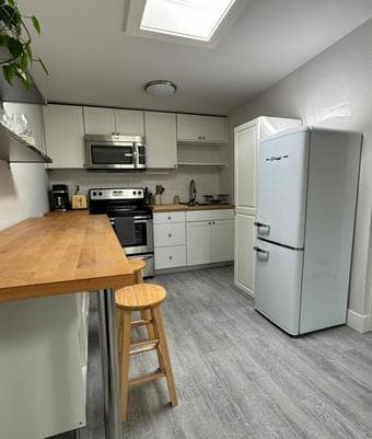 Fully furnished Studio in Oakland Dec to Jan (flexible) 2