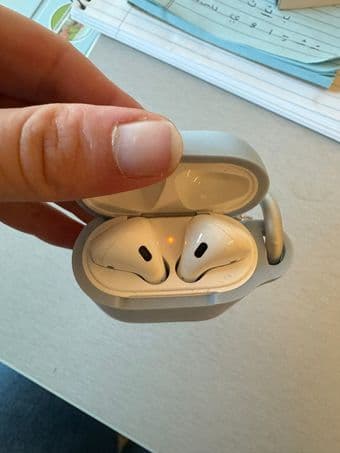 Apple AirPods (2nd Generation) 1