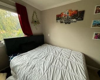 Selling a queen size complete bed set 1