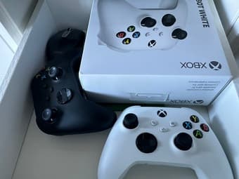Selling Xbox Series X - Diablo Bundle + 2 pads (almost new) + 1 free t 2