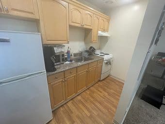 Studio apartment for lease, 420 sq ft with renovated bath and parking 1