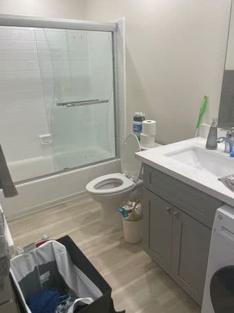 Studio apartment for lease, 420 sq ft, renovated bath, w parking spot 4