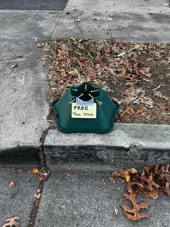 Free Christmas tree stand 1