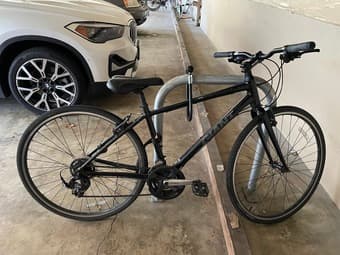 Giant Hybrid Bike with Helmet and U-lock 1