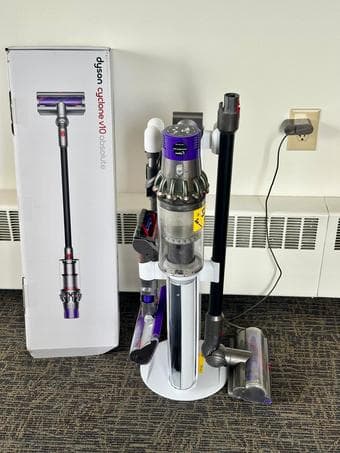 Dyson Cyclone V10 Absolute + Standing Dok 1