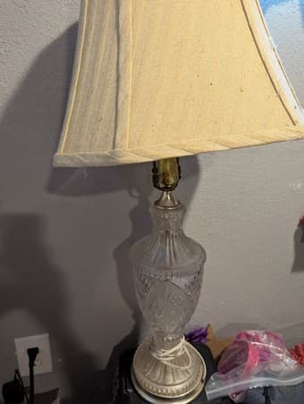 Classy lamp with 9 spare lightbulbs 1