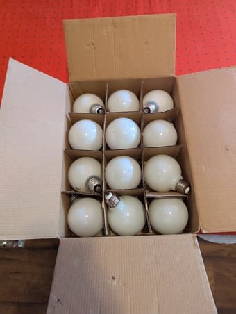 Classy lamp with 9 spare lightbulbs 4