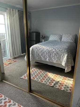 Furnished room for rent in Redwood city 1