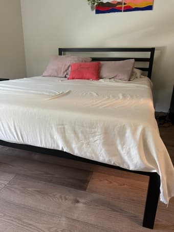 Selling Zinus queen mattress 1