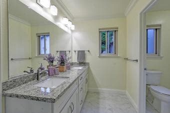 Available immediately: Large master room with private bathroom 1