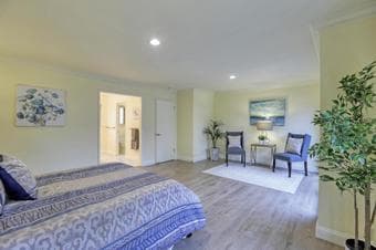 Available immediately: Large master room with private bathroom 2
