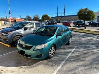 2010 Corolla LE w/Low Miles 1