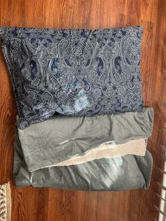 Pillow with pillowcase, blankets, fitted sheet 4