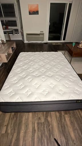 Queen size matress that has never been used 1