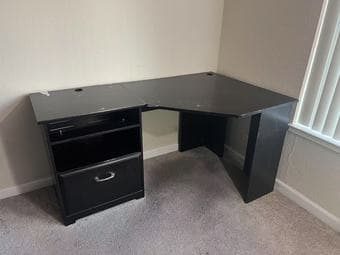 L-Shaped Very Large Desk – Pickup Only (95051) 1