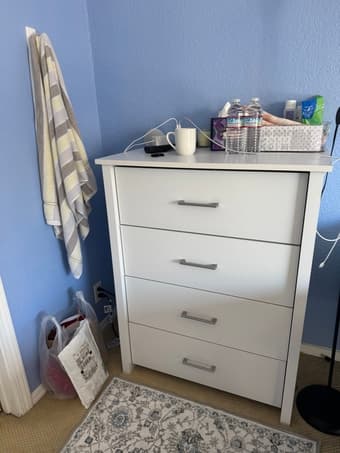 Chest of drawers/ 4-drawer dresser (pickup 94306) 1