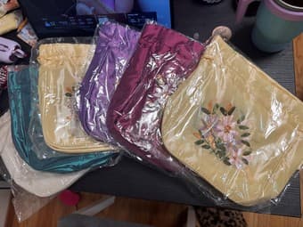 Chinese-style silk pouch 1