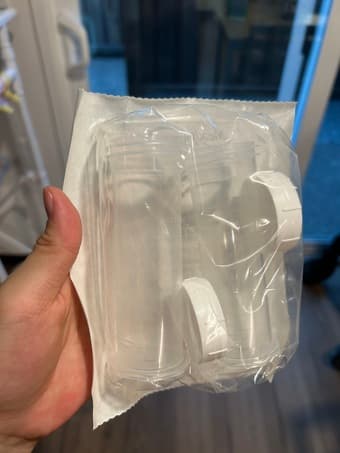 Disposable graduated nurser with cap 1