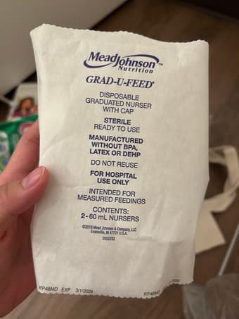 Disposable graduated nurser with cap 2