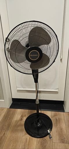18" Digital Oscillating 3 Speed Stand Fan 1