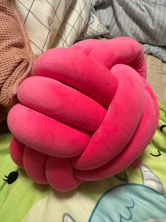 Knot Pillow Ball 1