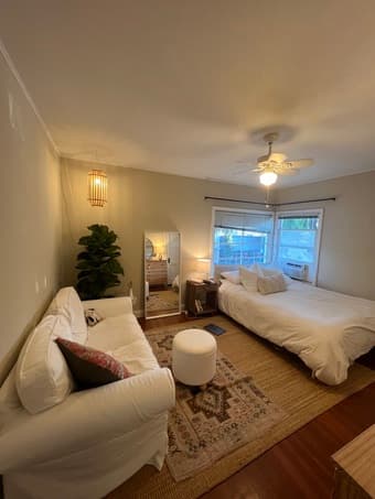 Downtown Palo Alto Studio Apartment Avail. May 1- June 1(ish) 3