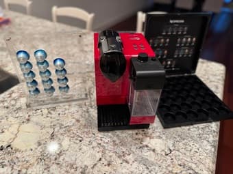 Nespresso Lattissima Coffee Machine with accessories 1