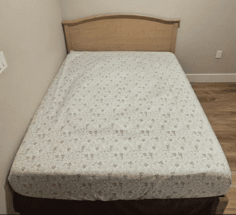 Queen Mattress ($100 or best offer!) - EXTREMELY Motivated Seller! 1