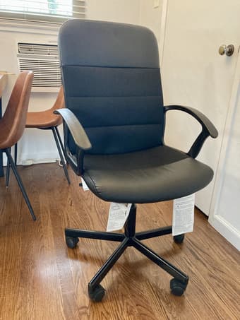 Selling a black, swivel desk chair 1