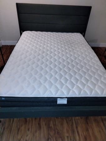 Bedframe and Matratze (Queen size) 1