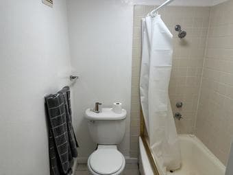 Spacious 1B1B apartment available NOW 3