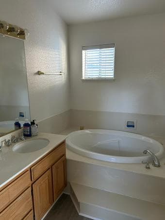 Master bedroom in a 3br/3ba-house, Mountain View 2