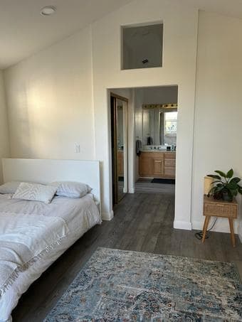 Master bedroom in a 3br/3ba-house, Mountain View 4