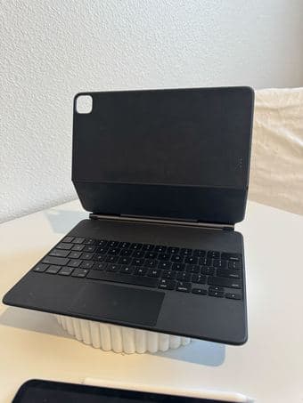 Brand New 13-inch iPad Air Wi-Fi 128GB + Magic Keyboard Apple Pencil 2