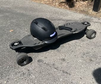 Powerful electric skateboard inluding helmet with integrated lights 1