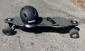 Powerful electric skateboard inluding helmet with integrated lights 2
