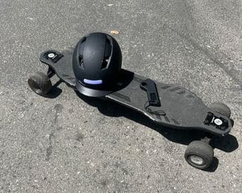 Powerful electric skateboard inluding helmet with integrated lights 3
