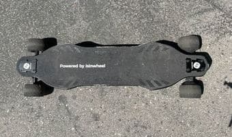 Powerful electric skateboard inluding helmet with integrated lights 4