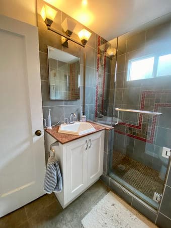 Lovely and bright bedroom for rent in a 3 bedroom house! 2