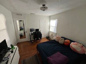 Lovely and bright bedroom for rent in a 3 bedroom house! 3