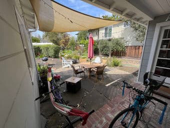 Lovely and bright bedroom for rent in a 3 bedroom house! 4