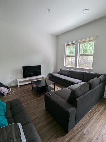 Subletting 1B1B full apartment NEXT TO CAMPUS, full month of May 2