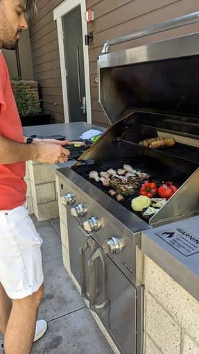 Subletting 1B1B full apartment NEXT TO CAMPUS, full month of May 4